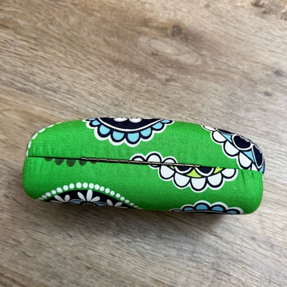 Vera Bradley • Cupcake Green Clamshell Sunglass Case - Picture 6 of 6